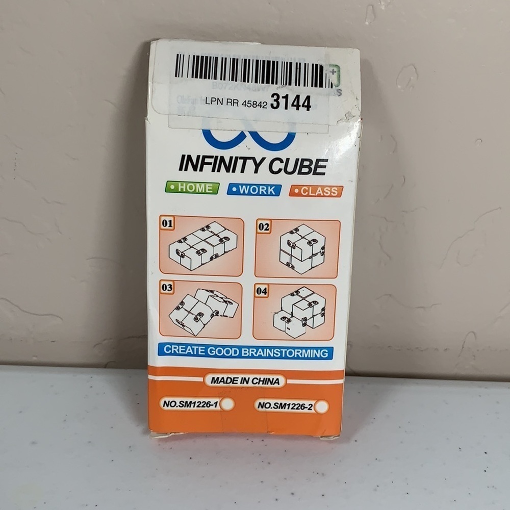 Travel Game Bundle - Connect4, Uno & Fidget Cubes - Picture 9 of 10
